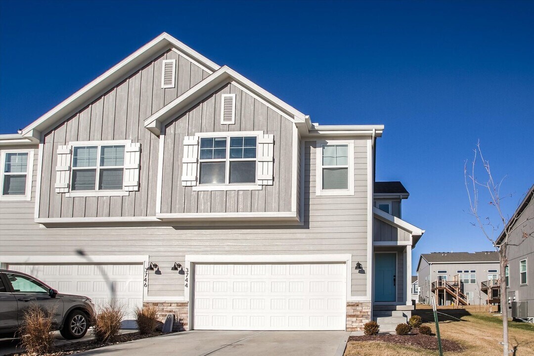 3744 SW Maryville Pl in Lee's Summit, MO - Building Photo