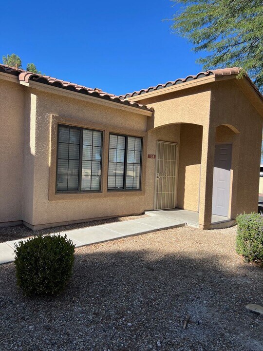 2121 Hussium Hills St in Las Vegas, NV - Building Photo