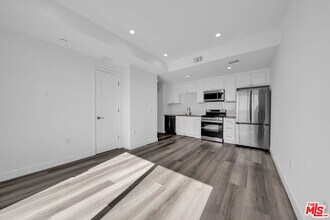 667 N Wilton Pl in Los Angeles, CA - Building Photo - Building Photo