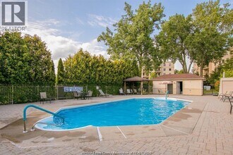 315 Village Grove Dr in Windsor, ON - Building Photo - Building Photo