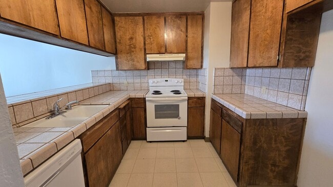 7008 N Half Moon Dr in Bakersfield, CA - Building Photo - Building Photo