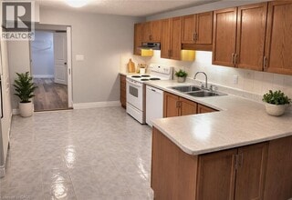 227 Templemead Dr in Hamilton, ON - Building Photo - Building Photo