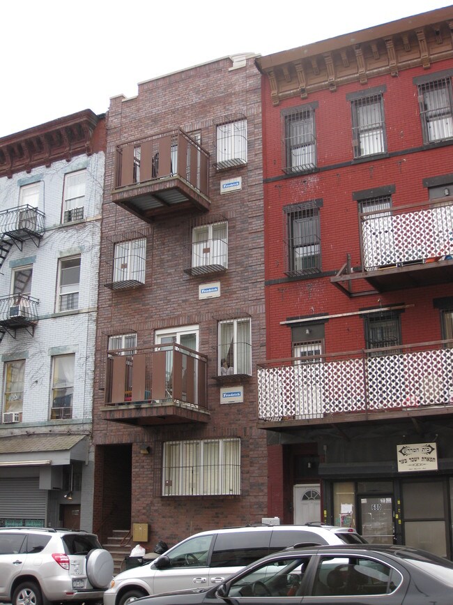 682 Myrtle Ave in Brooklyn, NY - Foto de edificio - Building Photo
