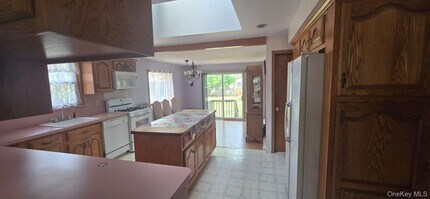 51 Peconic St in Selden, NY - Building Photo - Building Photo