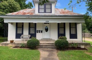 1214 Hopkins St in San Marcos, TX - Building Photo