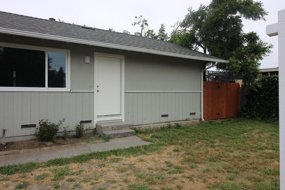 3181 Moorland Ave in Santa Rosa, CA - Building Photo