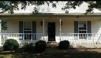 120 Woods Edge Dr in Jackson, TN - Building Photo