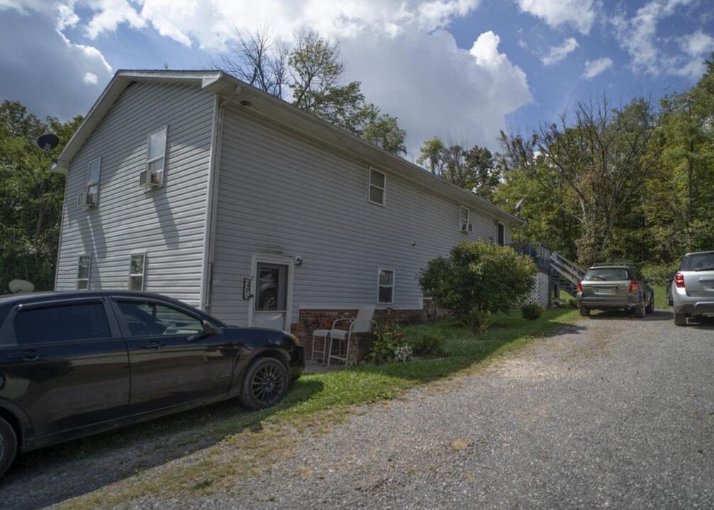 287 Mountain View Rd, Unit 2 in Ronceverte, WV - Building Photo