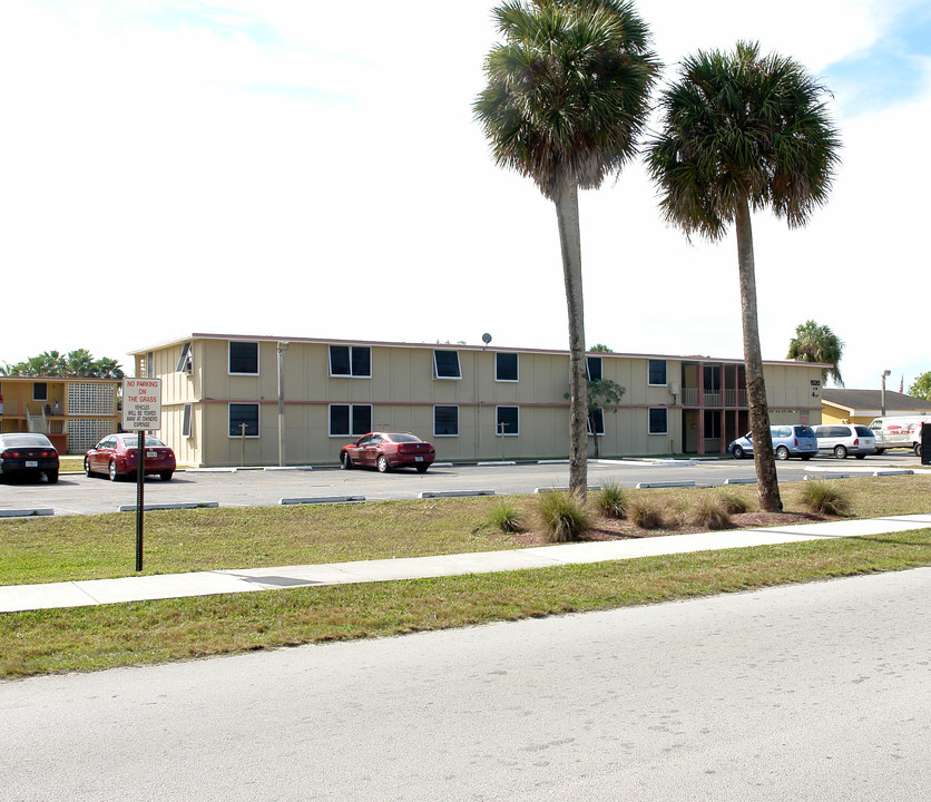 Homestead Gardens in Homestead, FL - Building Photo