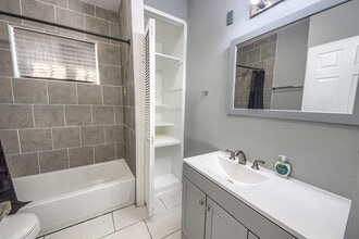 427 E Southcross in San Antonio, TX - Building Photo - Building Photo