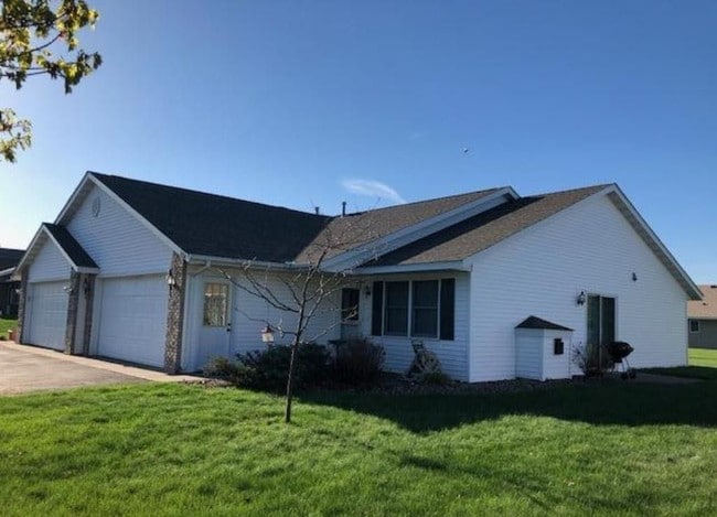 634 Sycamore Dr in New Richmond, WI - Foto de edificio - Building Photo