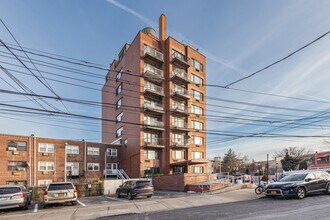 8714 57th Rd in Elmhurst, NY - Building Photo - Building Photo