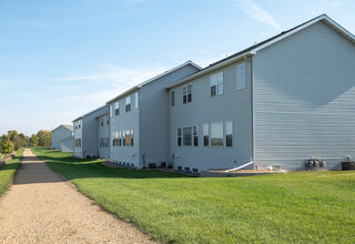 1051 Alpine Way in St. Peter, MN - Building Photo - Building Photo