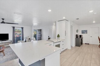 2410 Cass St in Sarasota, FL - Building Photo - Building Photo