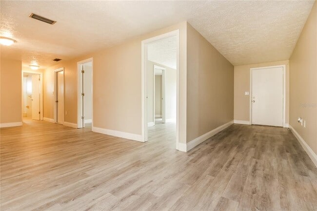 2105 Sugarbush Dr in Holiday, FL - Building Photo - Building Photo