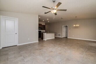 1713 Broad Winged Hawk Dr in Ruskin, FL - Foto de edificio - Building Photo