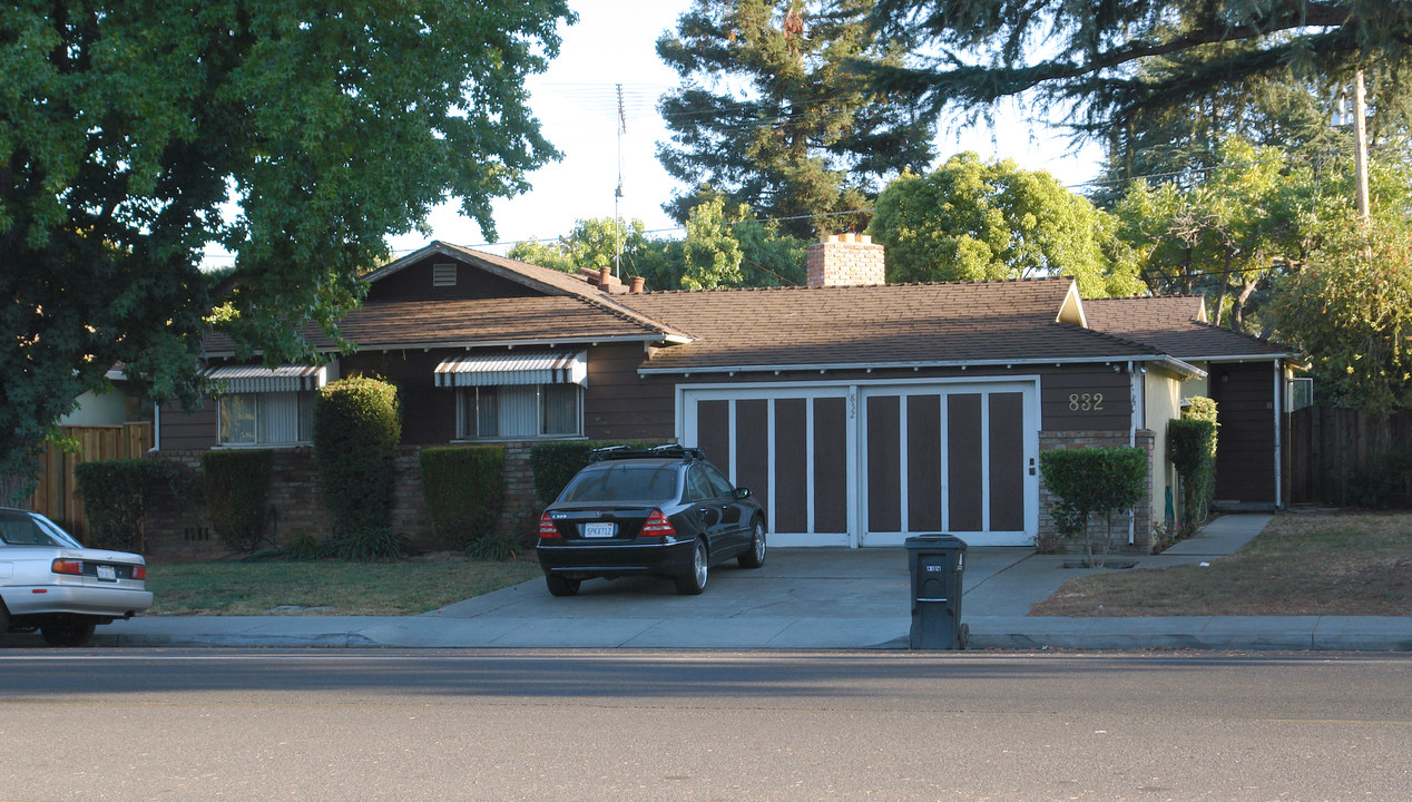 832 Cuesta Dr in Mountain View, CA - Building Photo