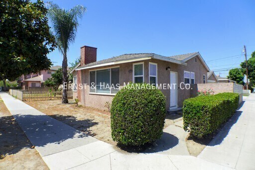 486 E 60th St in Long Beach, CA - Building Photo
