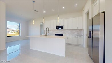 2421 NW 24th St in Cape Coral, FL - Building Photo - Building Photo