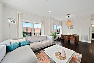 320 Maverick St, Unit 405 in Boston, MA - Building Photo - Building Photo