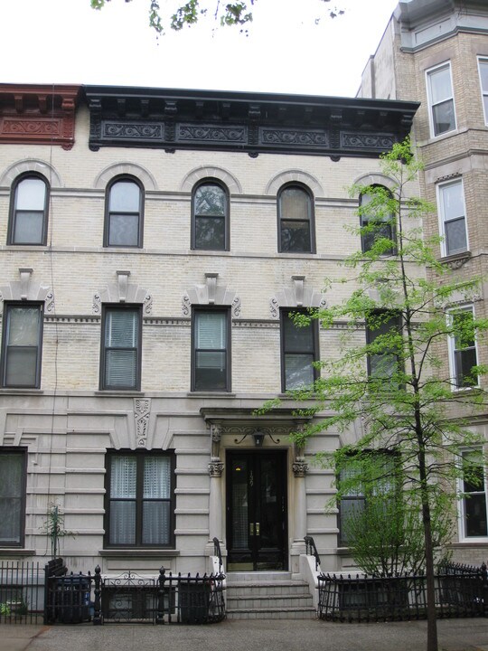 139 Russell St in Brooklyn, NY - Building Photo