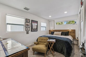 1034 Queen St N, Unit 1 in St. Petersburg, FL - Foto de edificio - Building Photo