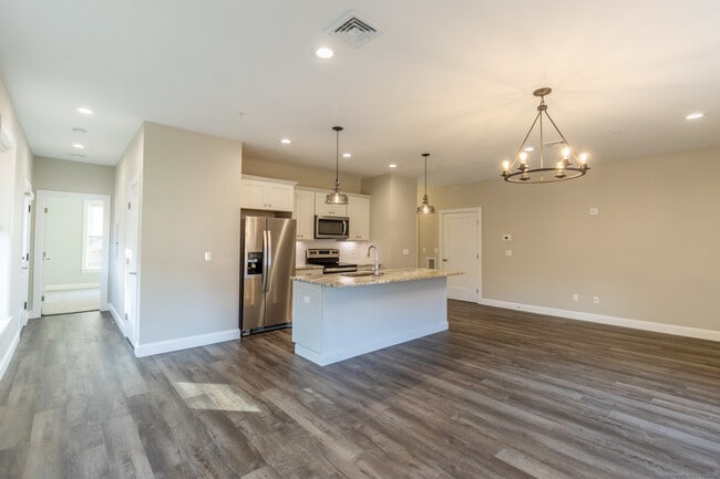 500 Edgewater Cir in East Hampton, CT - Building Photo - Building Photo