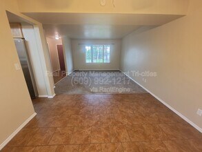 5010 E Killdeer Ct in West Richland, WA - Building Photo - Building Photo