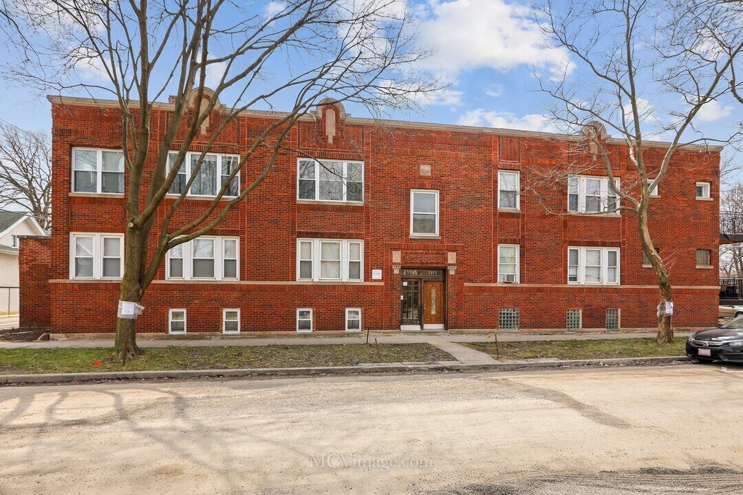 5353 W Belle Plaine Ave in Chicago, IL - Building Photo