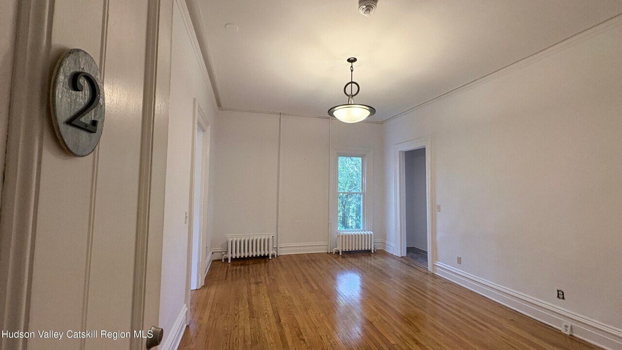 834 Warren St in Hudson, NY - Building Photo