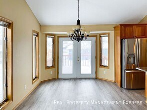 4 Bedroom 3.5 Bathroom Single Family Townh in Sioux Falls, SD - Building Photo - Building Photo