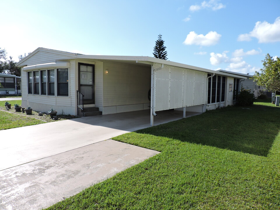 4756 SE Dogwood Ter in Stuart, FL - Building Photo