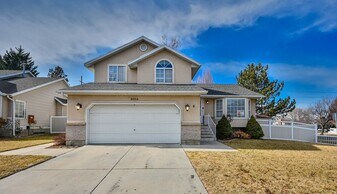 8004 Old Barn Dr in Sandy, UT - Building Photo