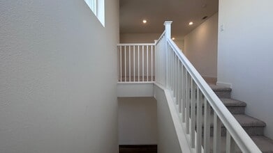 577 Bedfordshire Dr in Patterson, CA - Building Photo - Building Photo