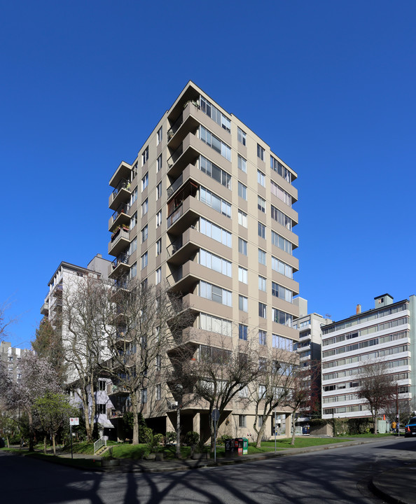 Gilford Towers in Vancouver, BC - Building Photo