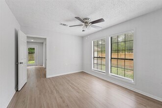18009 Split Oak Cir in New Caney, TX - Building Photo - Building Photo