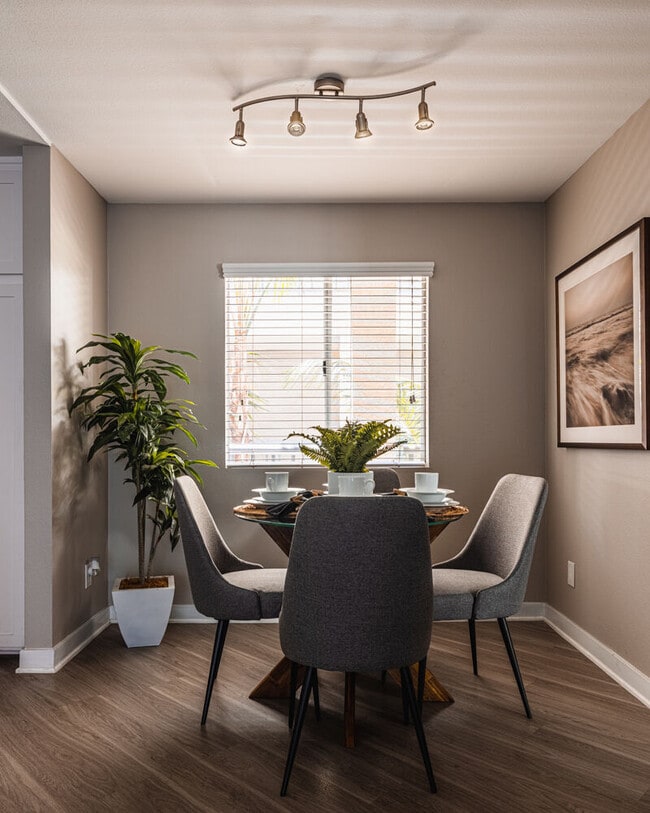 Axiom La Jolla in San Diego, CA - Foto de edificio - Building Photo