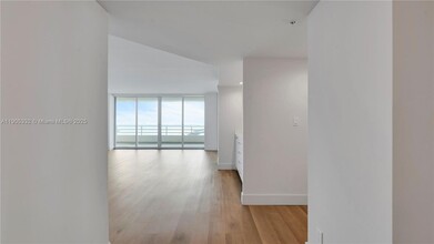 555 NE 34th St in Miami, FL - Building Photo - Building Photo