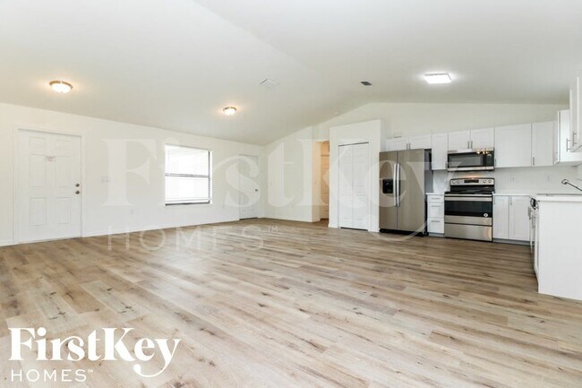 50 Queen Ct in Lehigh Acres, FL - Building Photo - Building Photo