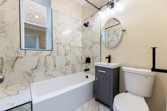 8327 S Crandon Ave, Unit 1 in Chicago, IL - Foto de edificio - Building Photo