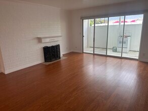 933 W Huntington Dr in Arcadia, CA - Foto de edificio - Building Photo