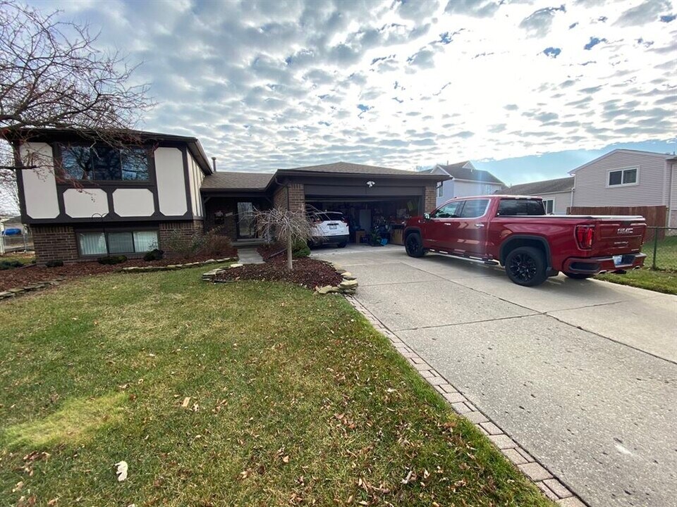 42745 Saltz Rd in Canton Township, MI - Building Photo
