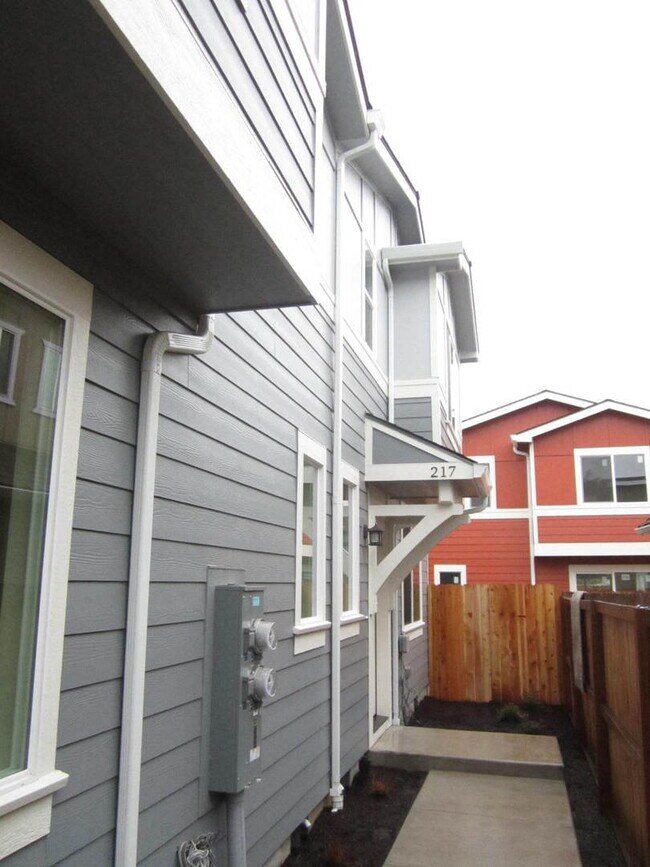 215 C St-Unit -217 in Phoenix, OR - Building Photo - Building Photo