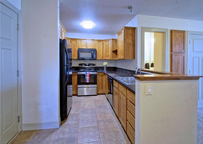 2008 Raven View Rd in Fort Collins, CO - Foto de edificio - Building Photo