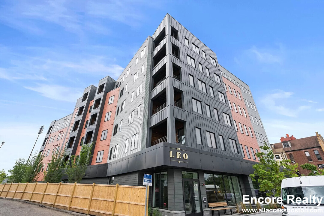 50 Leo M Birmingham Pky, Unit 0207 in Boston, MA - Foto de edificio