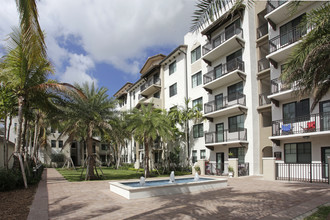 Ventura Pointe in Pembroke Pines, FL - Building Photo - Building Photo