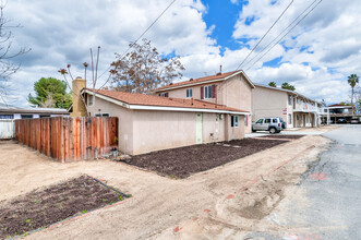 26406-26422 San Jacinto St in Hemet, CA - Foto de edificio - Building Photo