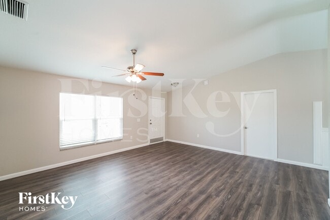 6835 Hornbuckle Blvd in North Port, FL - Foto de edificio - Building Photo