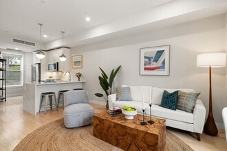 174 Fisher Ave, Unit B in Boston, MA - Building Photo - Building Photo