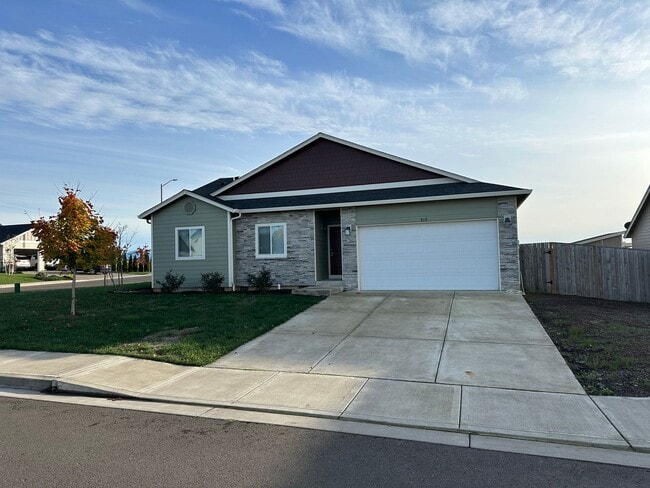 property at 818 SE Palomino Ct